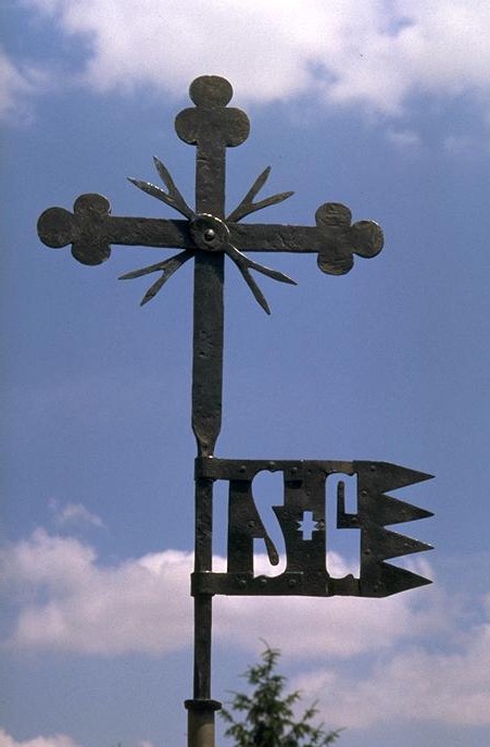 107 - Croix de cimetière avec monogramme